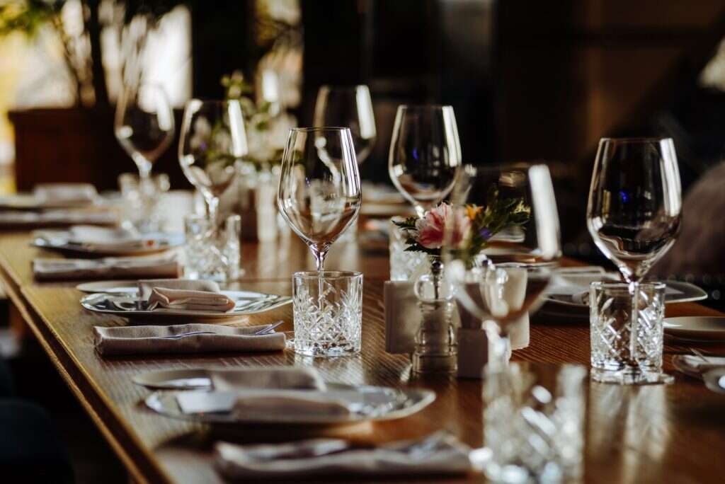 שולחן ערוך לסעודה חגיגית. | שאטרסטוק