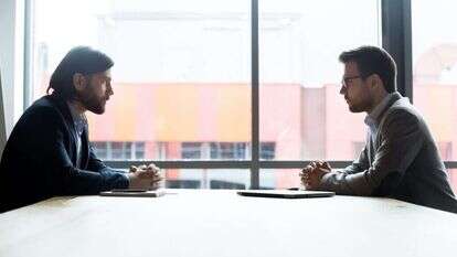 שימוע לפני פיטורים. | שאטרסטוק