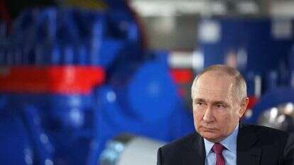 נשיא רוסיה ולדימיר פוטין מבקר בבית חרושת, בשבוע שעבר. | AFP