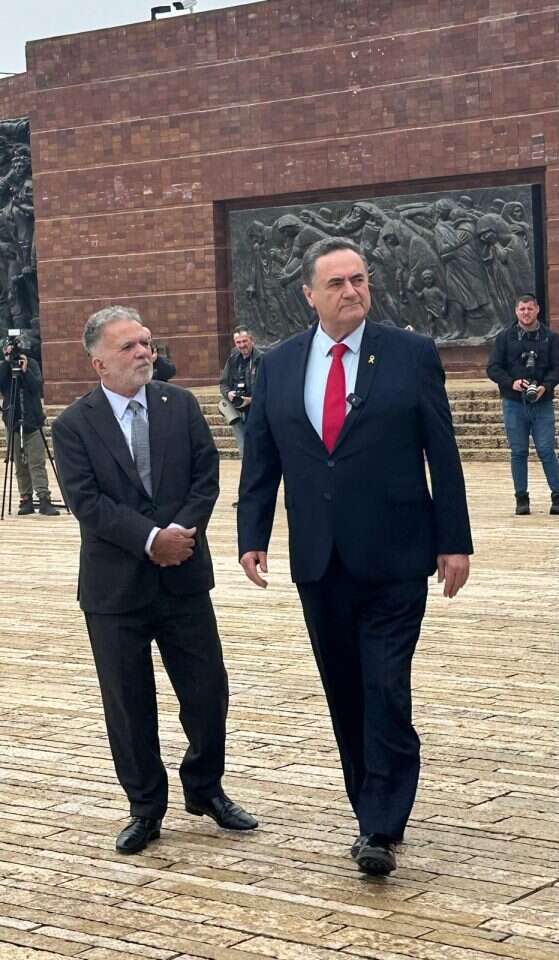 שר החוץ ישראל כ"ץ עם שגריר ברזיל ביד ושם. | מיכאל דימנשטיין לע"מ שר החוץ ישראל כ"ץ עם שגריר ברזיל ביד ושם. | מיכאל דימנשטיין לע"מ