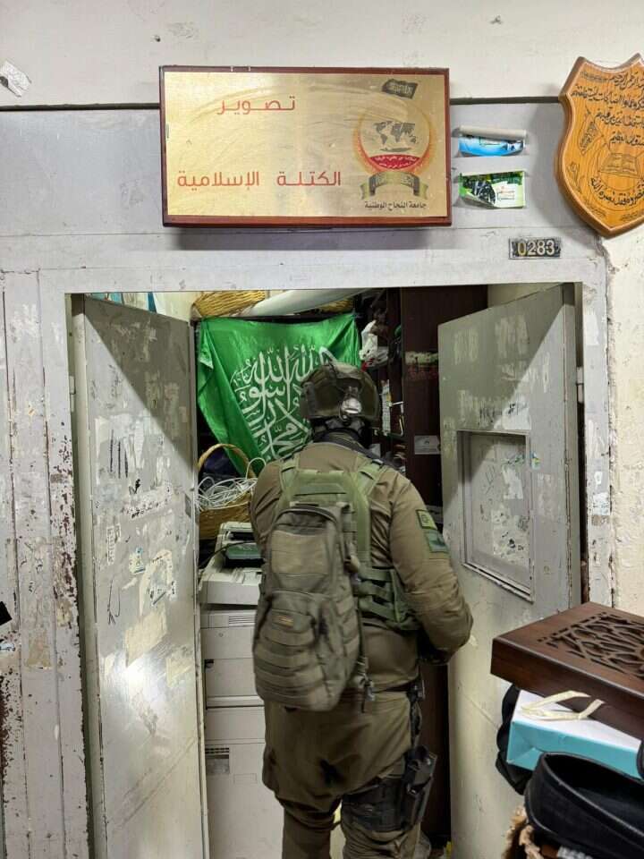 פעילות חיילי צה"ל בבית עסק התומך בחמאס ביהודה ושומרון. | דובר צה"ל