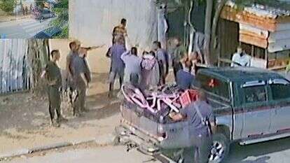 תיעוד של שירי ביבס וילדיה אריאל וכפיר מובלים בידי מחבלי חמאס