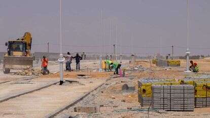 פועלים עובדים ביישוב רתמים. למצולמים אין קשר לכתבה. | גרשון אלינסון, פלאש 90