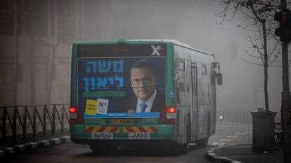 כרזת בחירות על אוטובוס בירושלים. | חיים גולדברג, פלאש 90