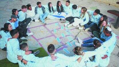 מעגל שיח במהלך פעילות של חניכי מכינת אור־אחריי. | באדיבות מכינת אור־אחריי