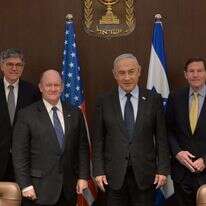 ראש הממשלה בנימין נתניהו במפגש עם הסנאטורים הדמוקרטיים כריס קונס וריצ'רד בלומנטל, בלשכת ראש הממשלה בירושלים. ⁠ | עמוס בן גרשום - לע״מ