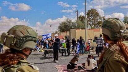 חיילות צה"ל במעבר ניצנה. | יוסי זמיר, פלאש 90