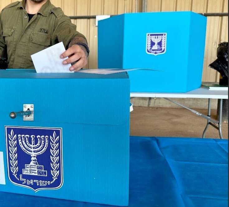 חייל מצביע בקלפי הממוקמת בעזה. | דובר צה"ל