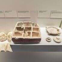 3. התיבה כפי שמוצגת באגף הארכיאולוגיה של מוזיאון ישראל. | מוזיאון ישראל