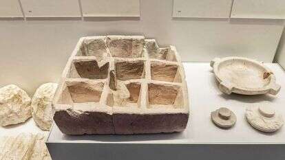 3. התיבה כפי שמוצגת באגף הארכיאולוגיה של מוזיאון ישראל. | מוזיאון ישראל