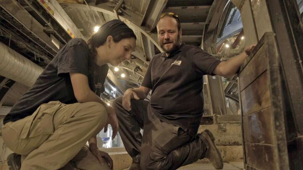 מנהלי החפירה ארי לוי וריקי זלוט הר טוב ברחוב המדורג. | אמיל אלג'ם רשות העתיקות