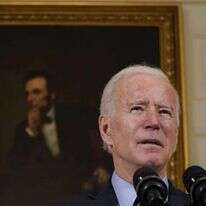 נשיא ארה"ב ג'ו ביידן על רקע תמונתו של הנשיא אברהם לינקולן. | Alex Brandon, AP