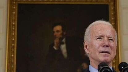 נשיא ארה"ב ג'ו ביידן על רקע תמונתו של הנשיא אברהם לינקולן. | Alex Brandon, AP