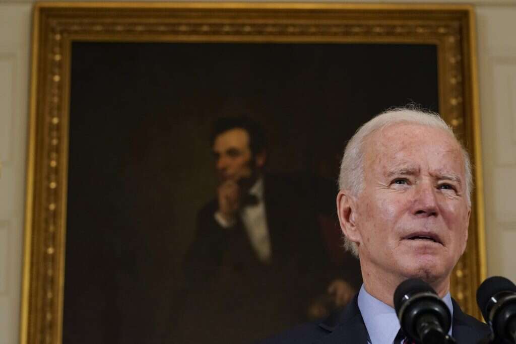 נשיא ארה"ב ג'ו ביידן על רקע תמונתו של הנשיא אברהם לינקולן. | Alex Brandon, AP