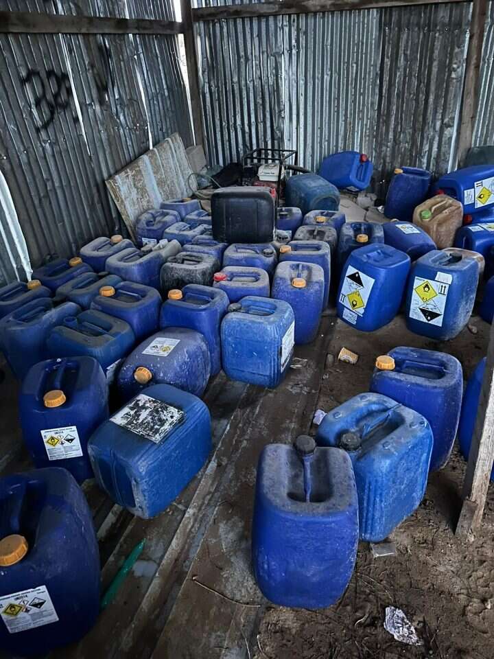 מכלי הדלק שנמצאו בביתו של הגנב. | דוברות המשטרה