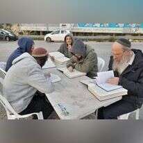 תלמידי ישיבת חומש לומדים במקום הפיגוע. | ישיבת חומש