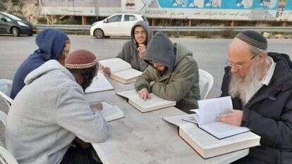 תלמידי ישיבת חומש לומדים במקום הפיגוע. | ישיבת חומש
