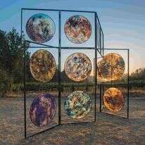 המיצב "בעקבות השבטים"  של בברלי ברקת על רקע הרי ירושלים. | מיכאל עמר