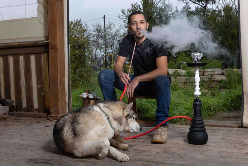 מעשן נרגילה בכל ערב, כמו הסבים שלו שעישנו אגב לימוד תורה. שרביט. | יוסי אלוני