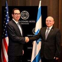 יו"ר המל"ל לשעבר מאיר בן שבת ומזכיר האוצר האמריקני לשעבר סטיבן מנושין. | לע"מ