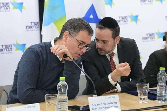 שר הבריאות אוריאל בוסו ומנכ"ל משרד הבריאות משה בר סימן טוב. | ברונו שרביט, לע״מ