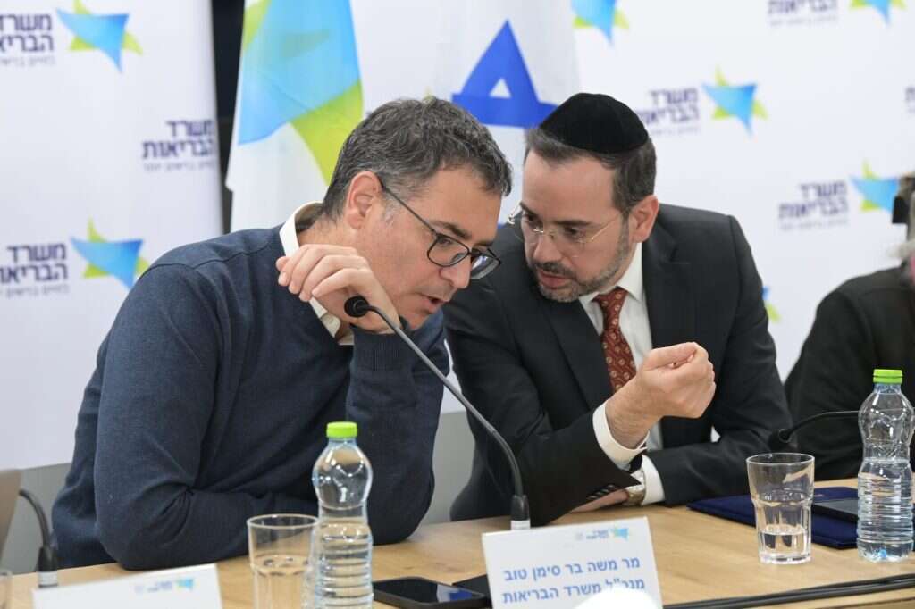 שר הבריאות אוריאל בוסו ומנכ"ל משרד הבריאות משה בר סימן טוב. | ברונו שרביט, לע״מ