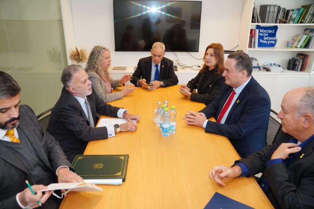 ישראל כ"ץ בשיחת הנזיפה שנערכה לשגריר ברזיל בישראל, פדריקו מאייר (במרכז השורה השמאלית), ביד ושם, השבוע. | מיכאל דימנשטיין, לע"מ