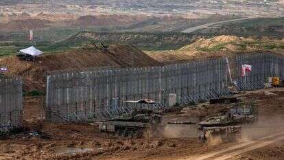 טנקים ישראליים בסמוך לגדר הגבול עם עזה. | AFP