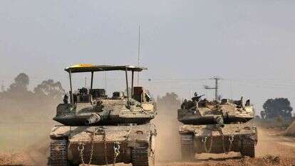 טנקים ישראליים במג'דל שמס. AFP