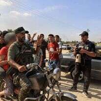 מחבלי הנוח'בה חוטפים אזרחים ישראלים בשבעה באוקטובר. | איי.אף.פי מחבלי הנוח'בה חוטפים אזרחים ישראלים בשבעה באוקטובר. | איי.אף.פי