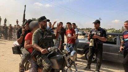 מחבלי הנוח'בה חוטפים אזרחים ישראלים בשבעה באוקטובר. | איי.אף.פי