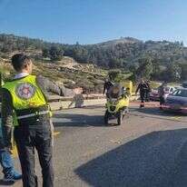 זירת הפיגוע בכביש אחד, בסמוך למעלה אדומים . | דוברות מד"א