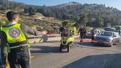 זירת הפיגוע בכביש אחד, בסמוך למעלה אדומים . | דוברות מד"א