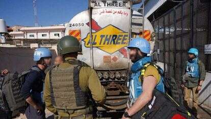 לוחמי צה"ל מכניסים דלק לבית החולים נאצר בחאן יונס. | דובר צה"ל