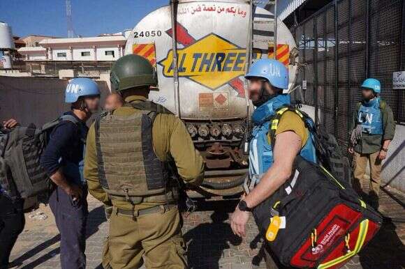לוחמי צה"ל מכניסים דלק לבית החולים נאצר בחאן יונס. | דובר צה"ל