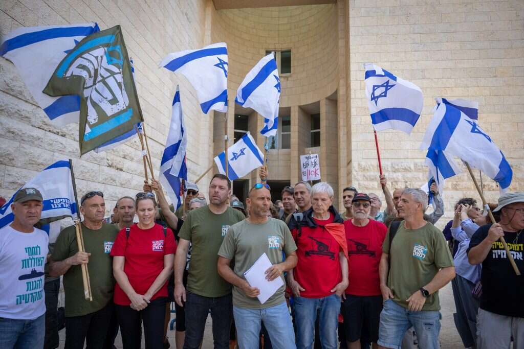 הפגנת "אחים לנשק" מחוץ לבית המשפט העליון בדרישה לגיוס חרדים לצה"ל. | יהונתן זינדל, פלאש 90