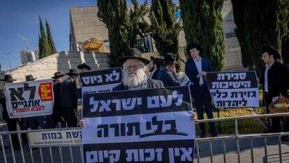 הפגנה נגד גיוס החרדים מול הדיון בביהמ"ש העליון. | חיים גולדברג, פלאש 90