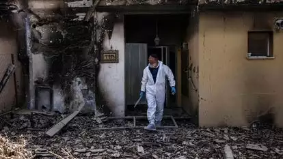 מתנדב זק"א סמוך לאחד הבתים ההרוסים בקיבוץ בארי | AFP
