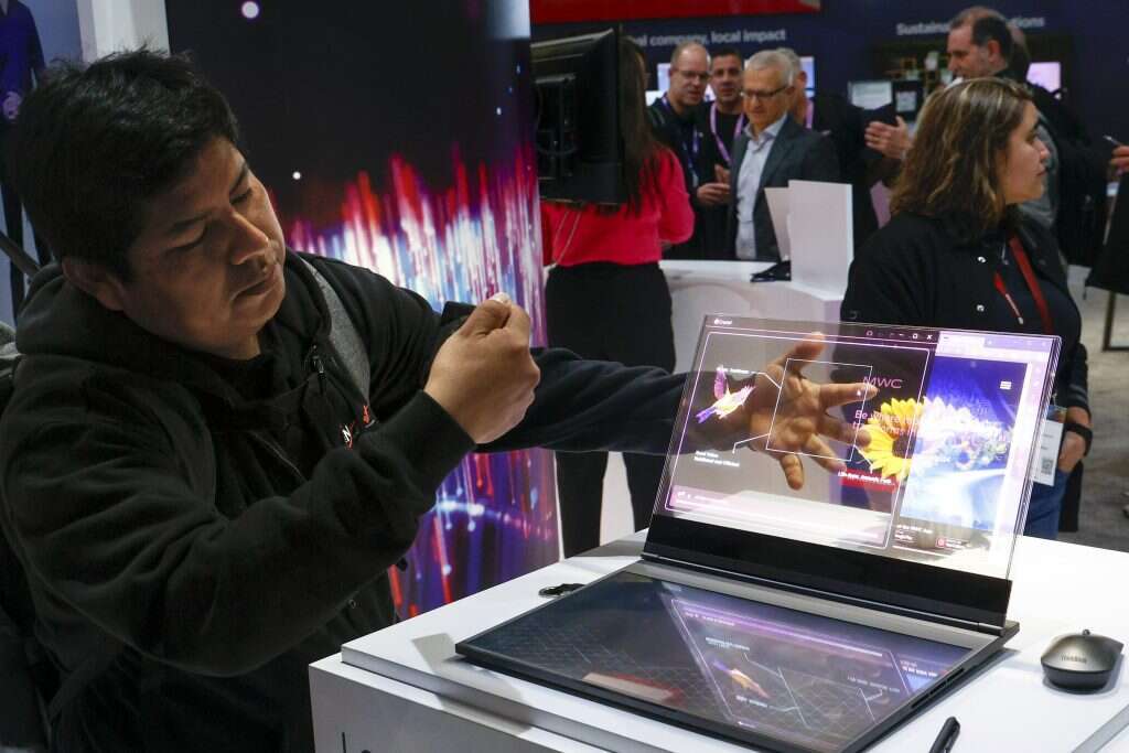 מחשב נייד שקוף. | EPA QUIQUE GARCIA