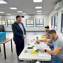 שר הפנים משה ארבל בקלפי