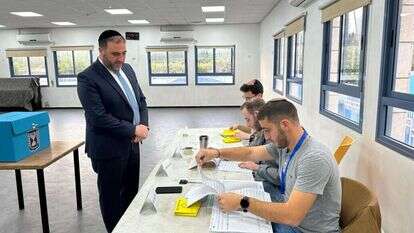 שר הפנים משה ארבל בקלפי