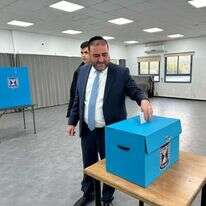 שר הפנים משה ארבל מצביע הבוקר בפתח תקווה. ללא קרדיט