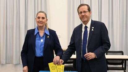 נשיא המדינה יצחק הרצוג ורעייתו מיכל מצביעים, הבוקר. | מעיין טואף/לע"מ