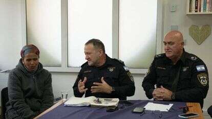 המפכ"ל מעדכן את אימה של הנעדרת. | דוברות המשטרה