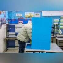 מצביע בבחירות המקומיות בצפת. | David Cohen/Flash90