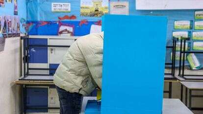 מצביע בבחירות המקומיות בצפת. | David Cohen/Flash90