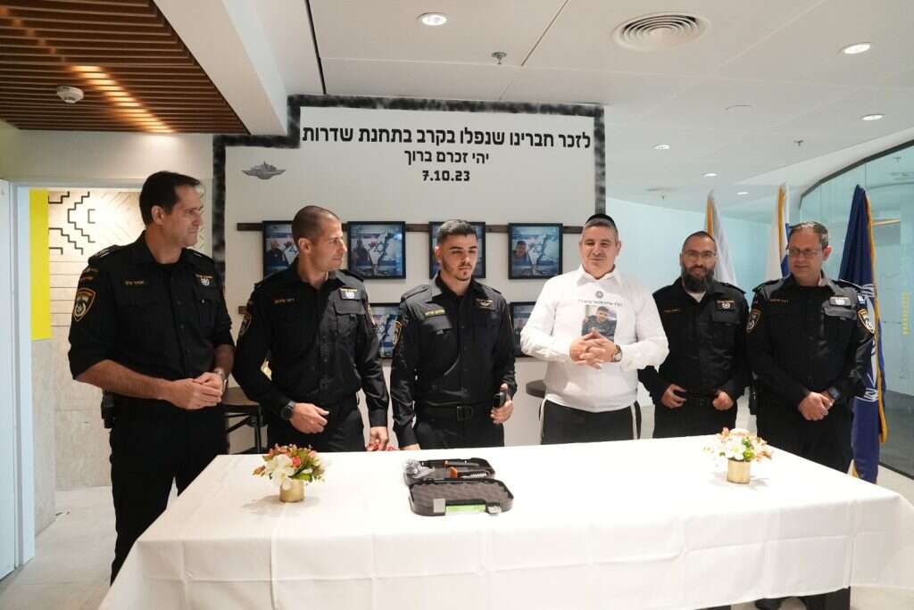 רש"ט הרוש מקבל תעודה ואקדח. | דוברות המשטרה