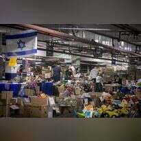 מתנדבים בתל־אביב אורזים חבילות למפוני הצפון והדרום, בתחילת המלחמה. | מרים אלסטר, פלאש 90