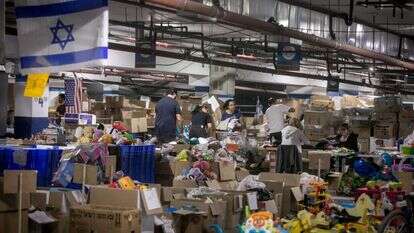 מתנדבים בתל־אביב אורזים חבילות למפוני הצפון והדרום, בתחילת המלחמה. | מרים אלסטר, פלאש 90