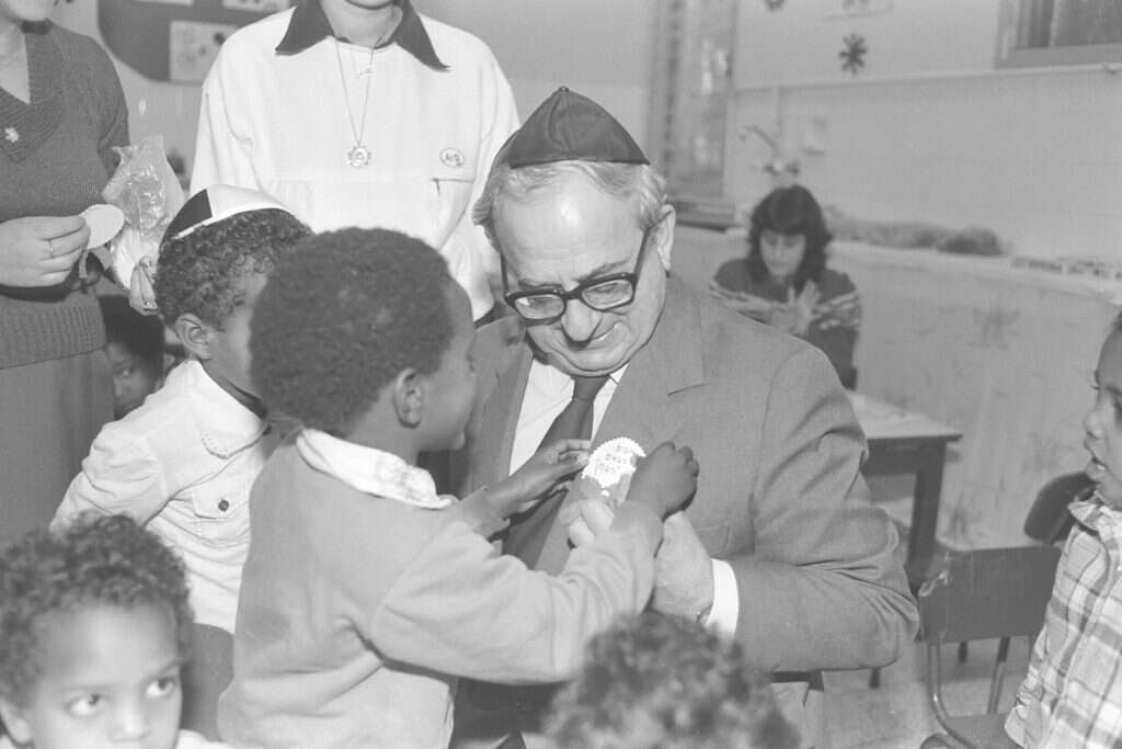 הסללה בחסות ממשלות שלא למדו מטעויות. ביקור שר החינוך יצחק נבון בבית ספר בפרדס־חנה, 1985. | נתי הרניק, לע"מ הסללה בחסות ממשלות שלא למדו מטעויות. ביקור שר החינוך יצחק נבון בבית ספר בפרדס־חנה, 1985. | נתי הרניק, לע"מ